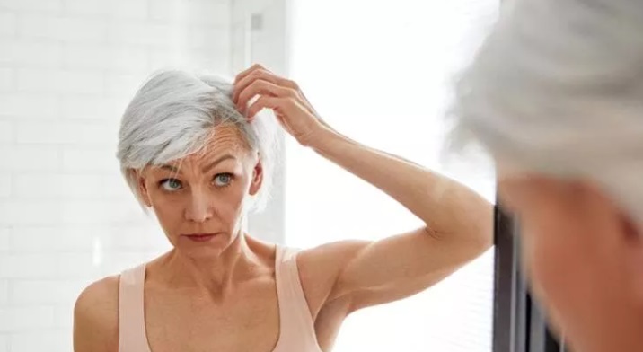 Ecco perché i capelli diventano bianchi – “E’ così che le cellule si difendono dai tumori”. Il nuovo studio