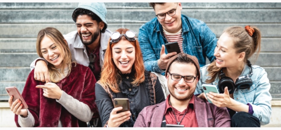 “La Gen Z è la prima Generazione più ‘stupida’ della precedente”. Lo studio del neuroscienziato: “Troppi stimoli social”