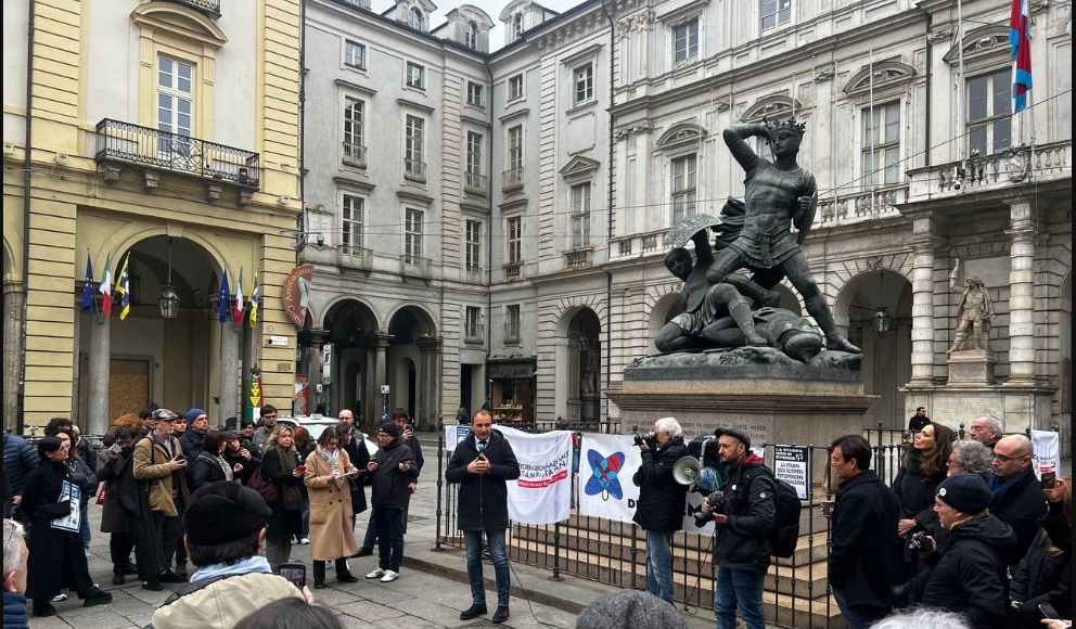 Torino – La Stampa in sciopero, anche il Sindaco al presidio dei giornalisti: “Difendiamo un patrimonio della città”