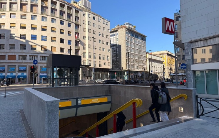 Milano – Terminati finalmente i lavori di collegamento tra le fermate di M4 Sforza-Policlinico e M3 Missori: un nuovo tunnel e un’area rinnovata. Le novità