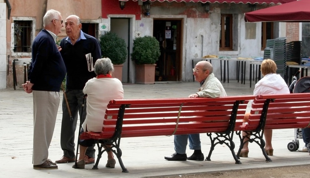 L’Italia è il Paese più vecchio d’Europa, fra i più vecchi al mondo – E l’età media continua a salire: l’equilibrio rischia di non reggere