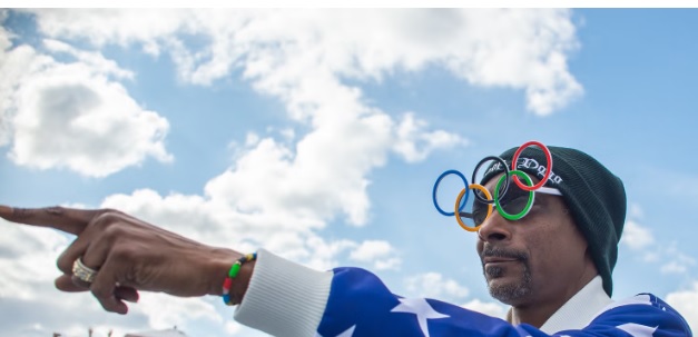 Milano- La star Snoop Dogg continua la sua visita in città. Il rapper prega davanti al Cenacolo di Leonardo