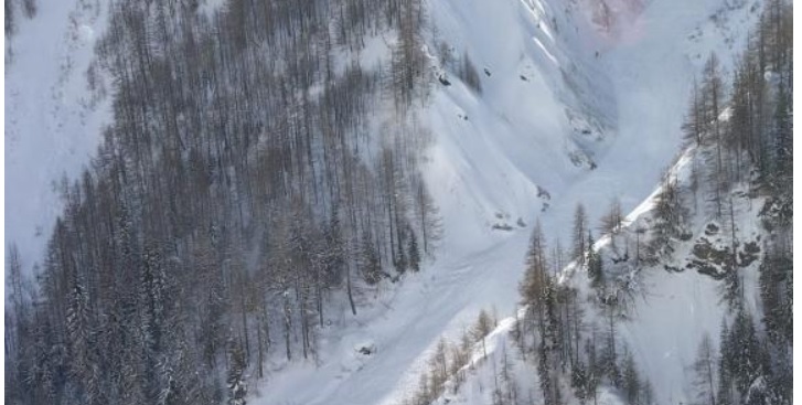 Tragedia a Courmayeur – Valanga si stacca nel canale del Vesses e travolge sciatori. Due morti e un ferito grave