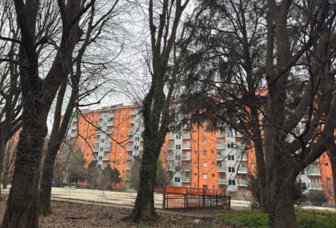 Milano – Finalmente demolito l’edificio abbandonato di via Ugo Bassi: nasce un giardino progettato con gli abitanti