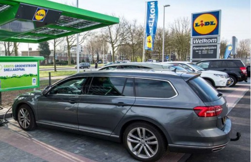 A Milano puoi fare il “pieno” gratis da Lidl –  Ecco come funziona il servizio (senza App e registrazioni)