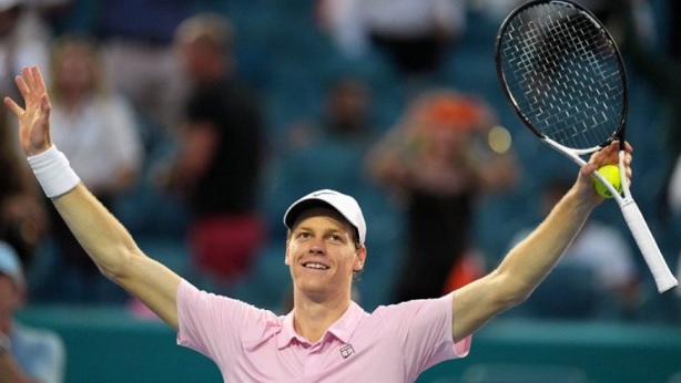 Fenomeno Sinner! Stravince il Torneo di Miami, poi la dedica ad Antonelli – Ora il 1° posto di Alcaraz è più vicino