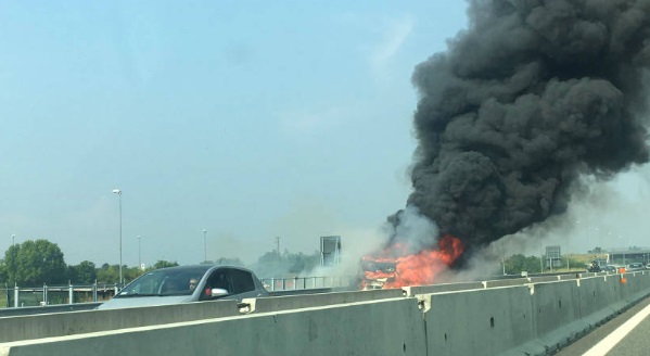 Auto in fiamme sulla Torino – Savona: paura in strada e traffico in tilt