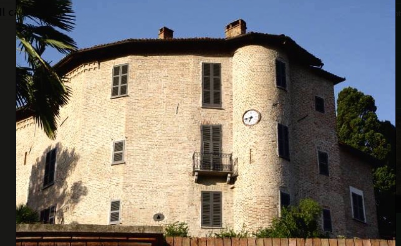 Orrore in Piemonte – Uccide la ex moglie e il suo nuovo compagno, poi si lancia da un castello astigiano