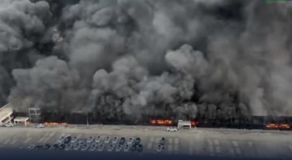 Inferno BYD – Scoppia enorme rogo nel deposito auto: migliaia di vetture distrutte.