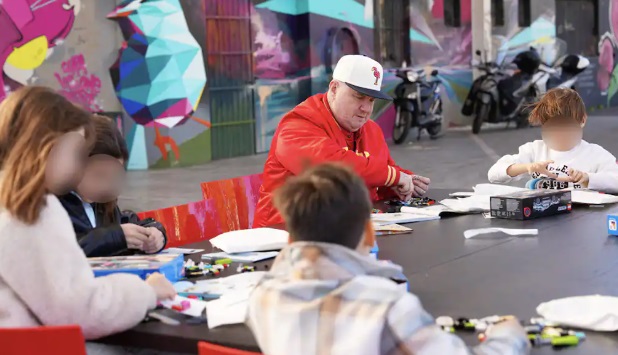 Milano – Jake La Furia, pomeriggio speciale alla Barona: gioca insieme ai bambini con i Lego. “Incredibile l’entusiasmo dei ragazzi”