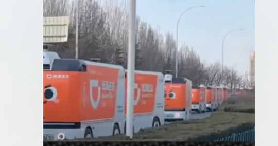 In Cina è boom di veicoli senza conducente – Migliaia di mezzi a guida autonoma nelle strade: dai servizi consegna ai Taxi