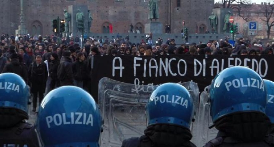 Torino – Guerriglia in centro nella manifestazione pro Cospito: 18 condanne fra gli anarchici. “Ma non fu devastazione”