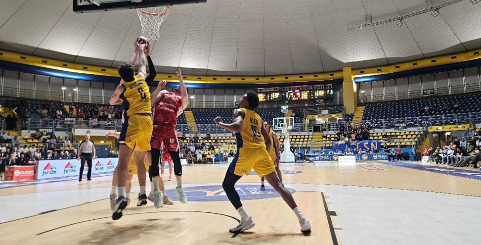 Torino Basket sfiora il colpaccio ma si arrende nel finale: – Pesaro passa 81-77 al Pala Gianni Asti