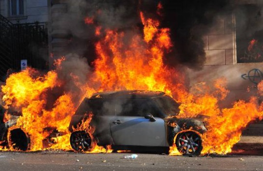 Follia a Torino – Auto incendiate e fuochi d’artificio ad altezza d’uomo: notte di fuoco in zona Aurora
