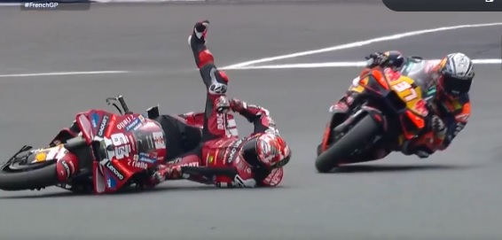 MotoGP – Bagnaia cade! Martin vince il GP Francia 2026: super sorpasso a 3 giri dalla fine