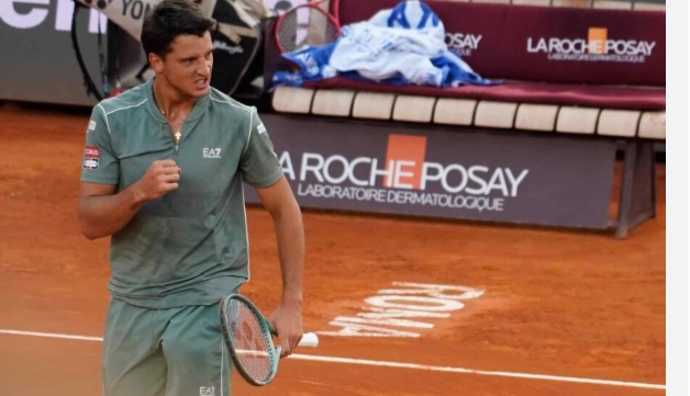 Impresa Darderi a Roma! Batte Zverev, vola ai quarti e scoppia in lacrime. Bene Sinner, vittoria facile nel derby italiano.