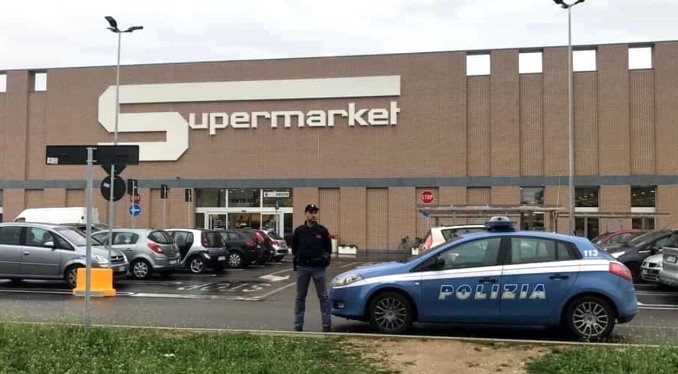 Milano – Tenta di rapire un bambino al supermercato: cassiera e clienti danno l’allarme. Uomo bloccato