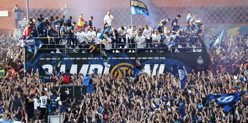 Inter, 400mila tifosi in delirio fino al Duomo – Principio di incendio in piazza durante i festeggiamenti