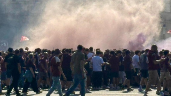 Torino – Derby, scontri violentissimi in città. Un tifoso colpito alla testa, è grave. 4 agenti feriti