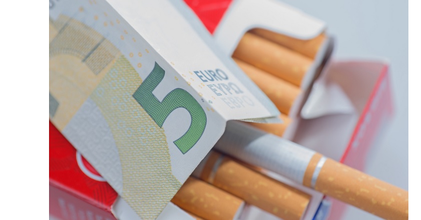 Sigarette, arriva il maxi aumento? Più 5 Euro su ogni pacchetto – E intanto è boom del consumo di sigarette elettroniche