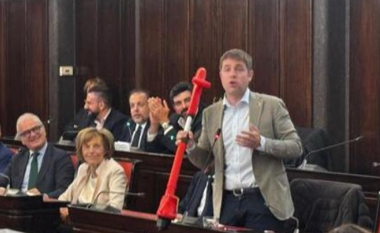 “Milano è una giungla! L’erba è altissima” – Va in Comune con un tosaerba: la protesta