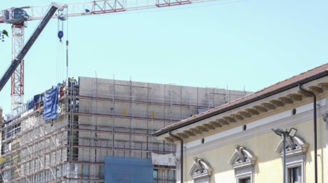Milano – Caporalato nel cantiere per il nuovo Consolato americano: “Schiavi a 2 euro all’ora, 6 giorni alla settimana”. Il manager fermato mentre tentava la fuga