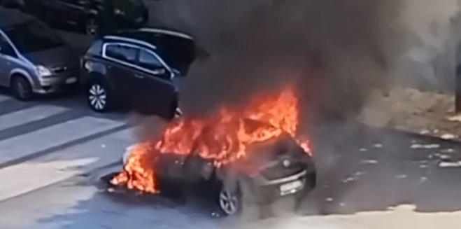 Torino – Paura in piazza Galimberti, auto prende fuoco in marcia. Tragedia sfiorata