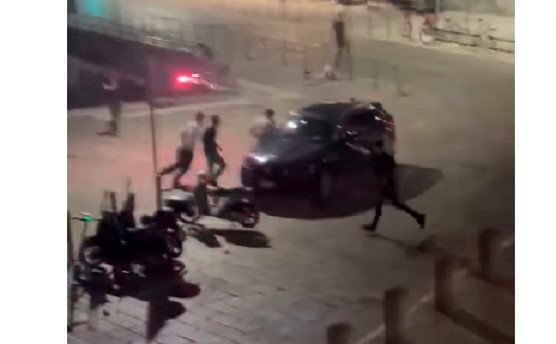 Follia a Milano -Sparano fuochi d’artificio ad altezza d’uomo in piazza: la denuncia