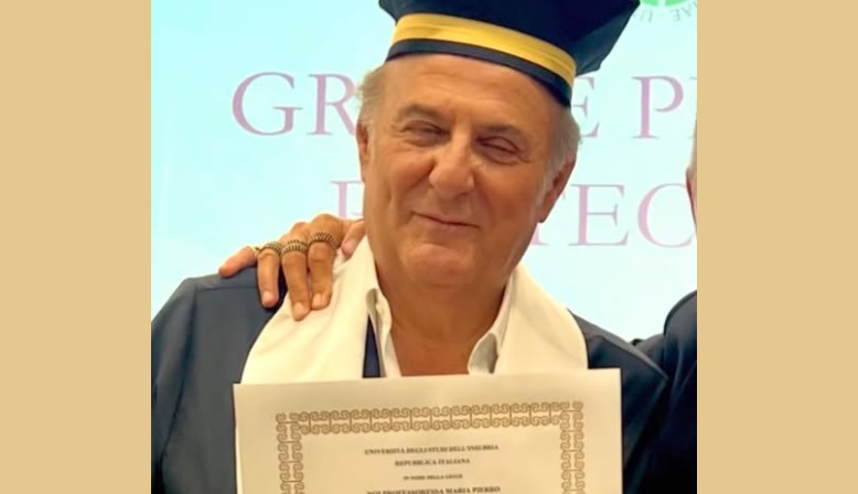 Milano – Laurea ‘honoris causa’ a Gerry Scotti. Ora è davvero il ‘dottor Scotti’, e lui si commuove: “Una grande emozione”