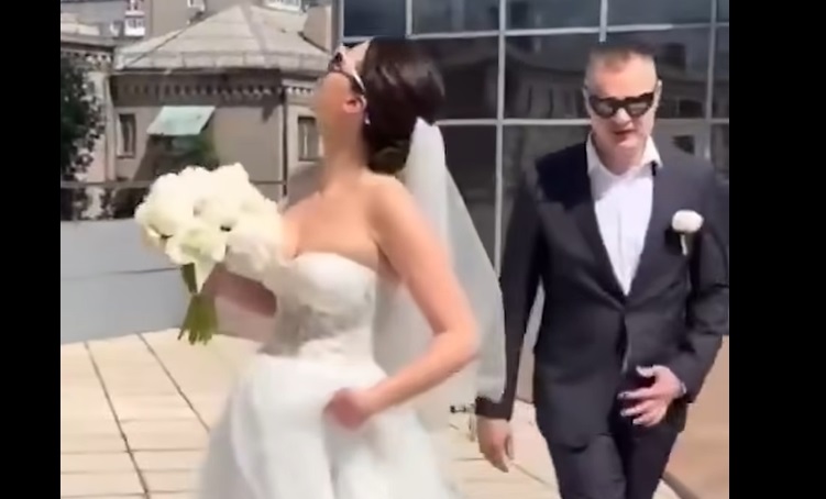 In Ucraina matrimonio sotto i droni – La guerra irrompe anche durante la cerimonia. Cosa è successo