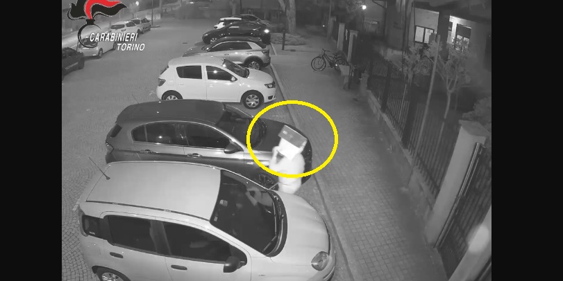 Torino – Anziano con sacchetto in testa vandalizza le auto parcheggiate. Ripreso dalle telecamere