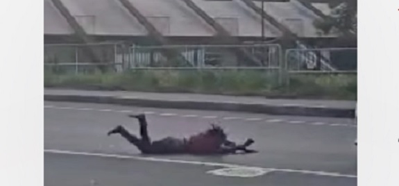 Follia a Torino – Esagitato si lancia in mezzo alla strada e si butta fra le auto in corsa