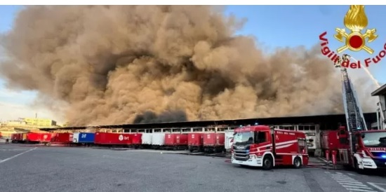 Milano – Maxi incendio al deposito Bartolini. Intervento difficile dei pompieri: “Chiudete le finestre”