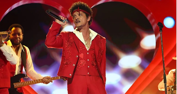 Milano – Ecco perché milioni di persone vogliono vedere Bruno Mars: lo show magico infiamma San Siro. E’ uno dei più grandi performer al mondo