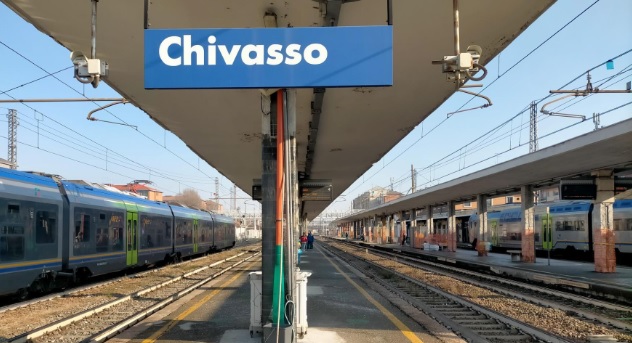 Follia a Chivasso: vuole attraversare i binari, poi prende a testate il capostazione che cerca di fermarlo. Arrestato