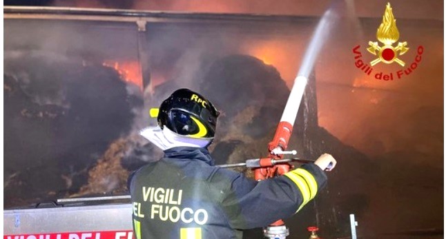 Torino – A fuoco l’ ‘Edilcalce’ di Grugliasco: fumo visibile da tutta la cintura torinese