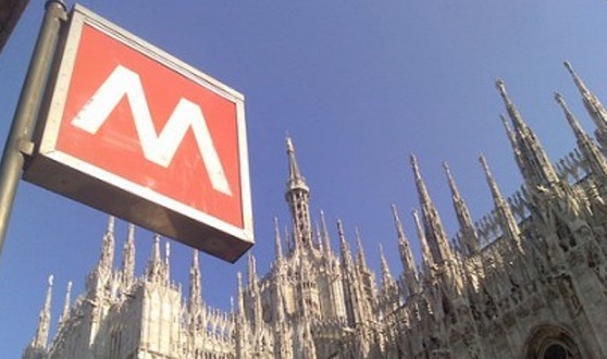 Milano – Assurda violenza alla metro Duomo: “Cos’hai da guardare?”. Prende a pugni e sfregia una ragazza che non conosceva