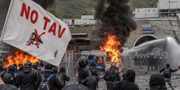 Torino – Sempre più grave il bilancio degli scontri No Tav: 120 agenti feriti, 1 milione di euro di danni. Sequestrate molotov e ordigni