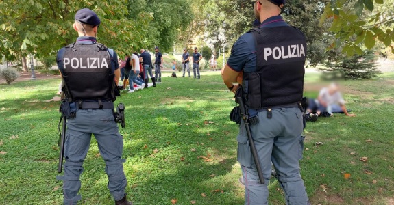 Milano – Ragazza si difende a morsi da un violentatore nel Parco. Lo mette in fuga, arrestato dalla polizia