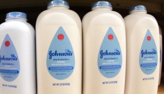 “Il Talco è cancerogeno”, Johnson & Johnson pagherà 5,5 miliardi di dollari: raggiunto l’accordo