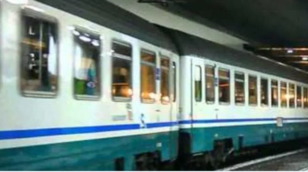 Incubo sul Milano – Torino: treno bloccato per la grandinata, senza luci, aria condizionata e a porte sbarrate – Malori e attacchi di panico. Cosa è successo