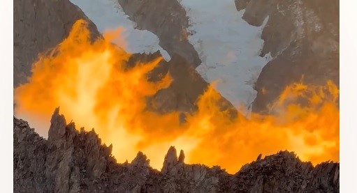 La fantastica alba sul Monte Bianco: “Sembra un incendio di luce”. Le spettacolari immagini di una guida alpina