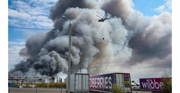 Maxi-attacco ucraino su Mosca: oltre 800 droni, incendiati due hub. 19 vittime negli attacchi incrociati