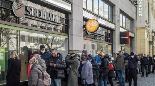 In Russia banche senza liquidità per finanziare il debito: “Prelievi record di contanti”. Cosa sta succedendo