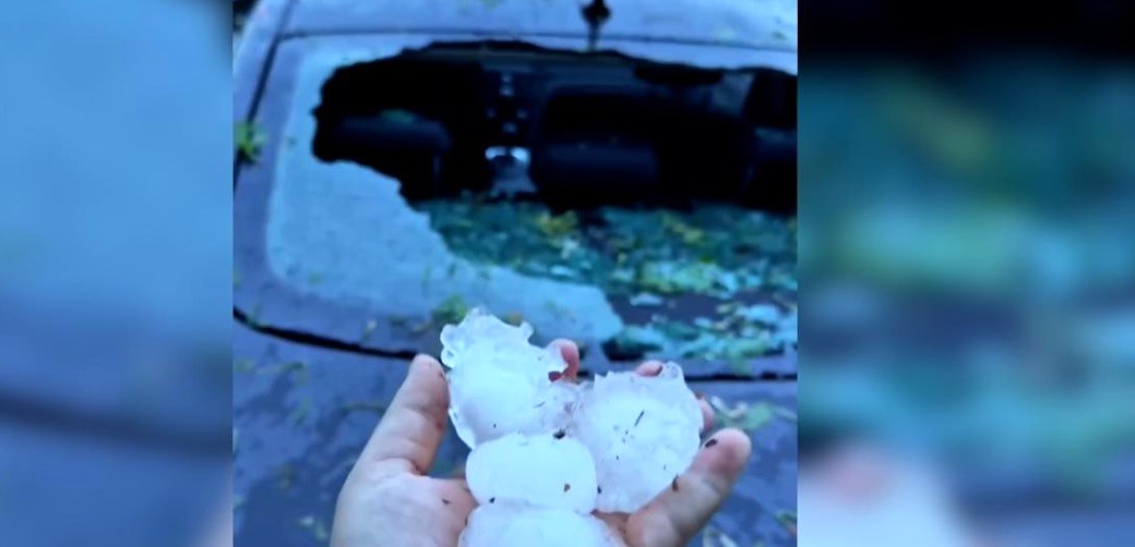 Tremenda grandinata nel Bresciano – Chicchi spaccano i parabrezza, pannelli distrutti e tempesta di fulmini. La situazione