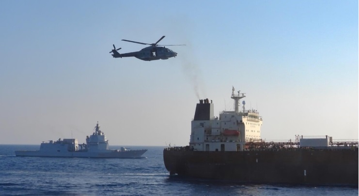 Nave militare italiana abborda una petroliera della “flotta ombra” russa. Crosetto: “È il contributo dell’Italia”