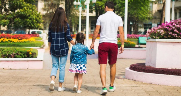 L’Italia e il crollo demografico – Nel 2050 le coppie senza figli supereranno quelle che li hanno. Sempre più anziani e meno bambini: i dati