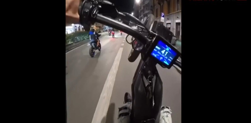 Milano – La nuova folle moda: motociclisti impennano nelle vie ad alto scorrimento. Si riprendono e postano sui social, coperti da passamontagna