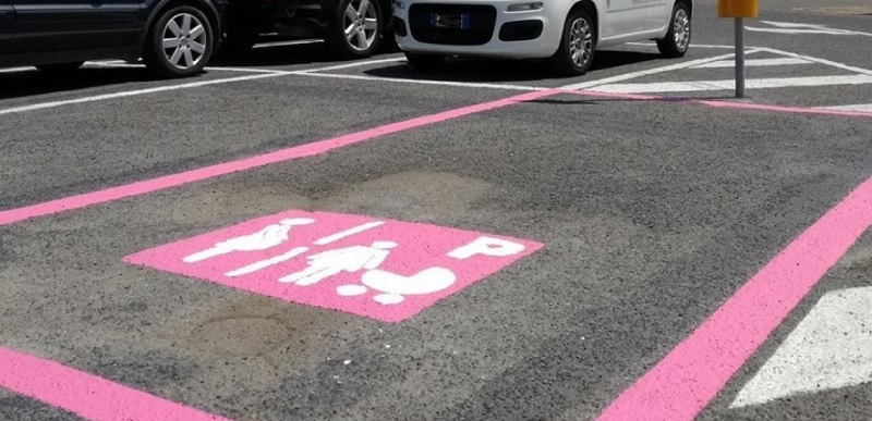 A Torino arrivano i nuovi “posti auto rosa”: riservati alle donne in gravidanza o con bimbi piccoli. Ecco le novità