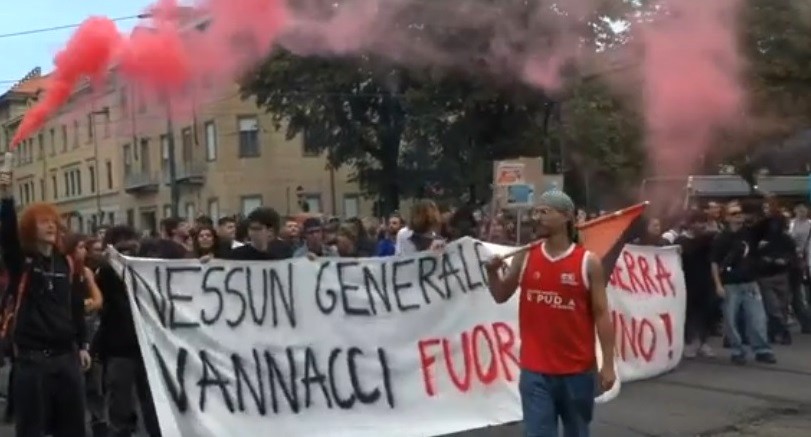 A Torino arriva Vannacci: caos in strada per il Generale – Lancio di uova contro la Polizia, arriva anche Vittorio Feltri